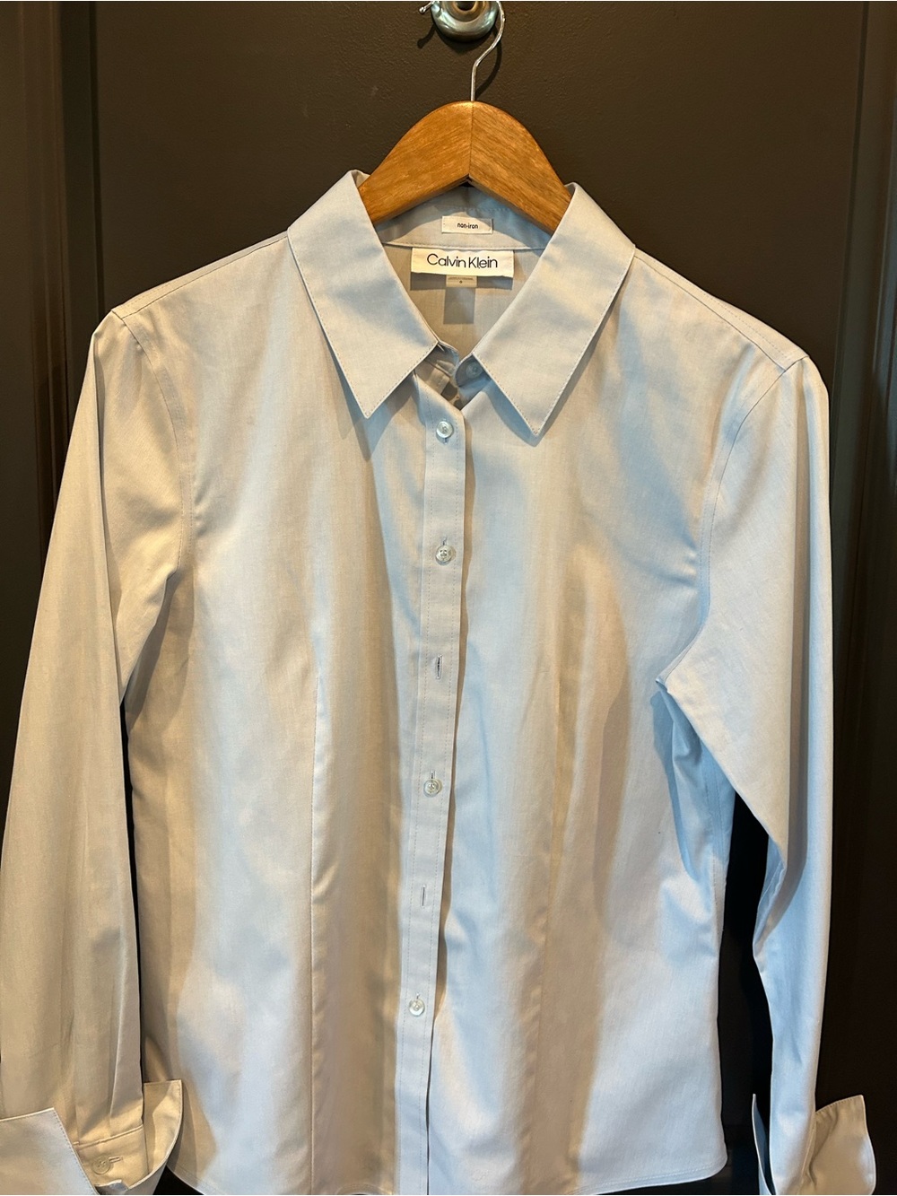 Calvin Klein women’s fitted stretch Pale Blue Button-Front Dress Shirt no iron